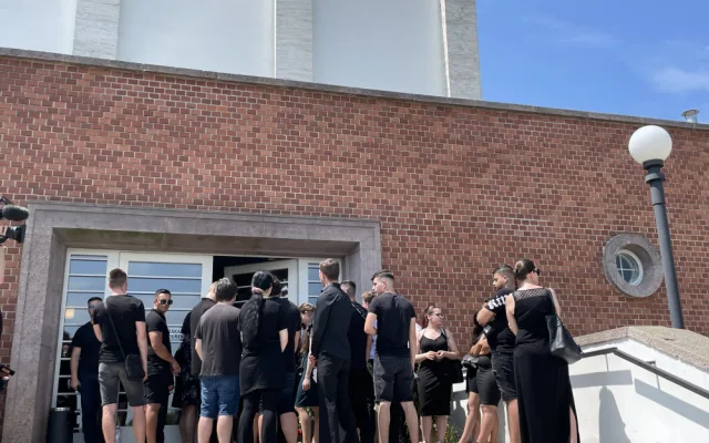 V Brně ronili slzy za zabitého Roma. Na pohřeb dorazily desítky lidí