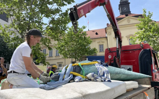 Brno se dočkalo. Před radnici přijely mlžící kužely, které ozvláštní náměstí