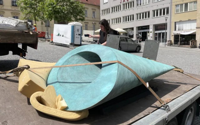 Brno se dočkalo. Před radnici přijely mlžící kužely, které ozvláštní náměstí