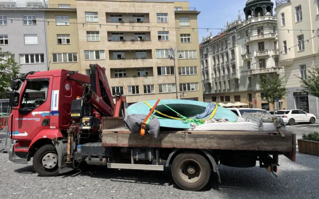 Brno se dočkalo. Před radnici přijely mlžící kužely, které ozvláštní náměstí