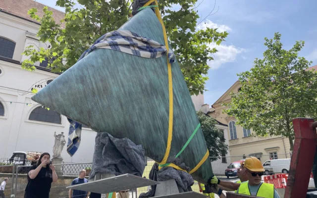 Brno se dočkalo. Před radnici přijely mlžící kužely, které ozvláštní náměstí