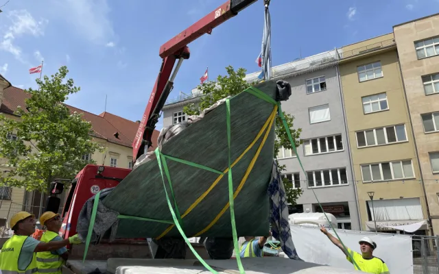 Brno se dočkalo. Před radnici přijely mlžící kužely, které ozvláštní náměstí