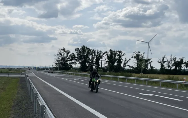 Řidiči jezdí mezi Brnem a Znojmem bez omezení. Silničáři po roce opravili silnici