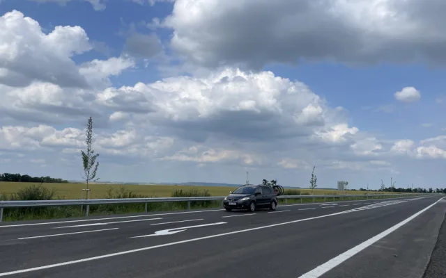 Řidiči jezdí mezi Brnem a Znojmem bez omezení. Silničáři po roce opravili silnici