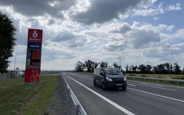 Řidiči jezdí mezi Brnem a Znojmem bez omezení. Silničáři po roce opravili silnici