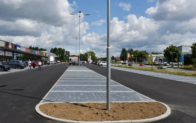 Blansko slaví otevření velkého obchoďáku i s kruháčem. Konec cest do Brna, těší místní