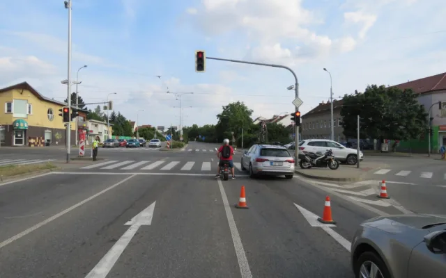 Dva zběsilí řidiči aut svištěli Brnem. Na křižovatce smetli motorkáře a odjeli