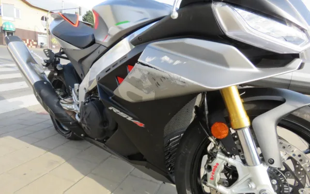 Dva zběsilí řidiči aut svištěli Brnem. Na křižovatce smetli motorkáře a odjeli