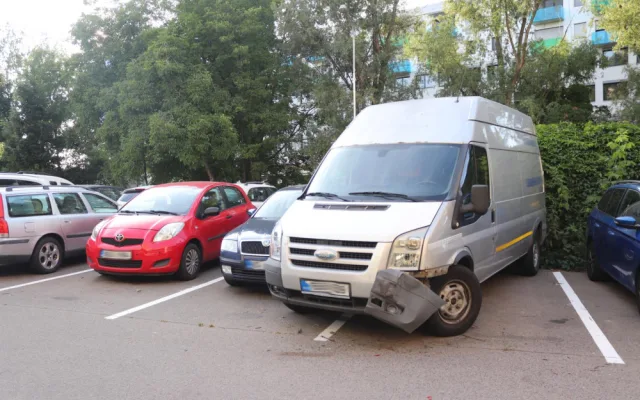 Dva zběsilí řidiči aut svištěli Brnem. Na křižovatce smetli motorkáře a odjeli