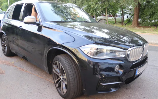 Dva zběsilí řidiči aut svištěli Brnem. Na křižovatce smetli motorkáře a odjeli