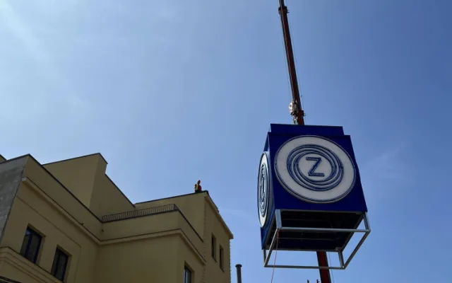V Brně opravili symbol Zbrojovky. Modrá kostka rozsvítí bývalé ředitelství