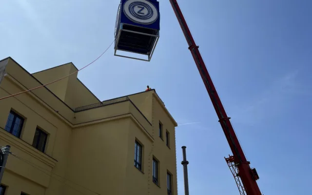 V Brně opravili symbol Zbrojovky. Modrá kostka rozsvítí bývalé ředitelství