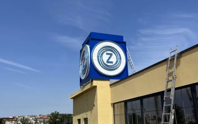 V Brně opravili symbol Zbrojovky. Modrá kostka rozsvítí bývalé ředitelství