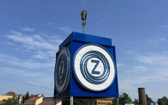 V Brně opravili symbol Zbrojovky. Modrá kostka rozsvítí bývalé ředitelství