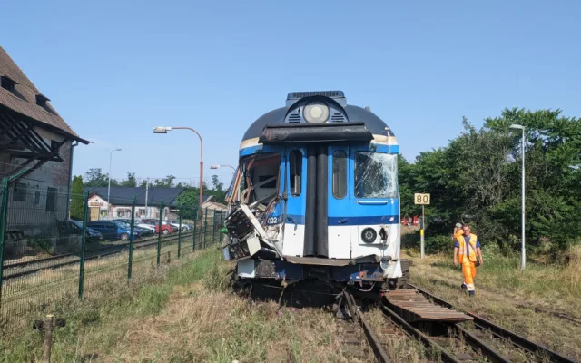 Na Znojemsku vykolejil vlak po nárazu s náklaďákem. Škody jdou do milionů korun