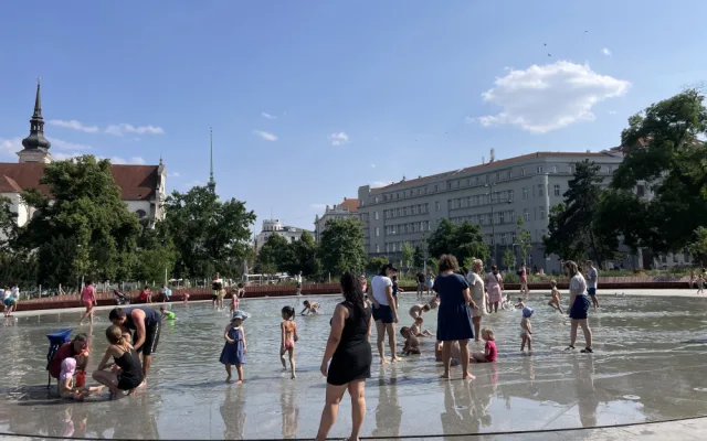 Brňané se vedrech chladí v kašnách. Z vodních děl jsou plovárny