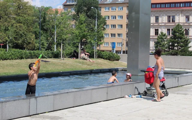 Brňané se vedrech rochní v kašnách. Z vodních děl jsou plovárny