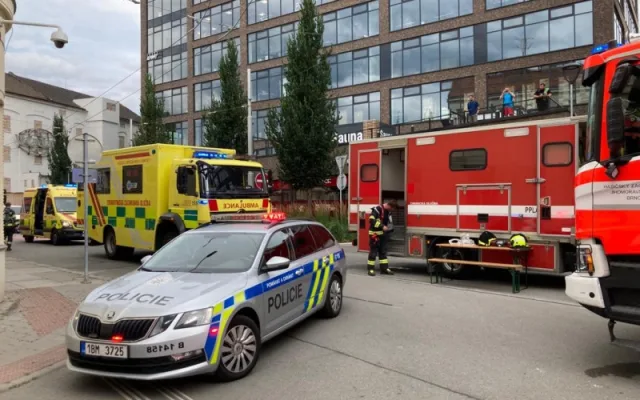 Při požáru v Brně se zranilo šest lidí. V nemocnici skončili i dva policisté