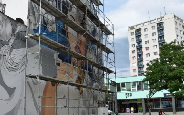 Lidé v Hodoníně objevují street art. Známý umělec maluje na budovu mural