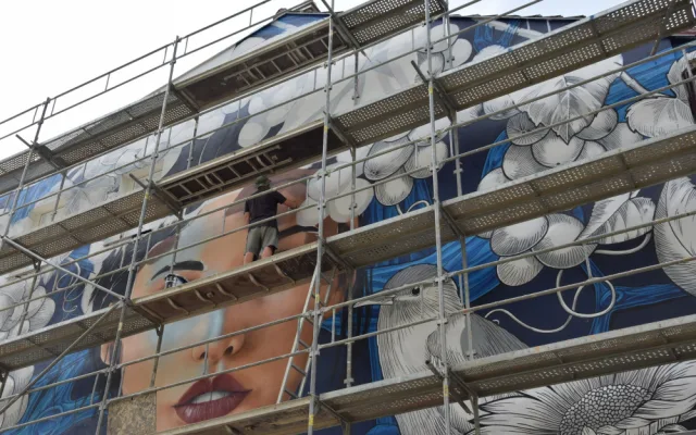 Lidé v Hodoníně objevují street art. Známý umělec maluje na budovu mural