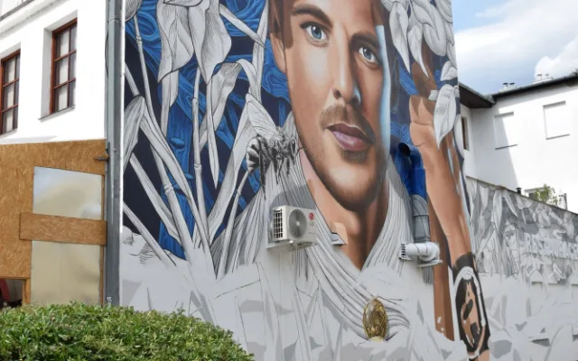 Lidé v Hodoníně objevují street art. Známý umělec maluje na budovu mural