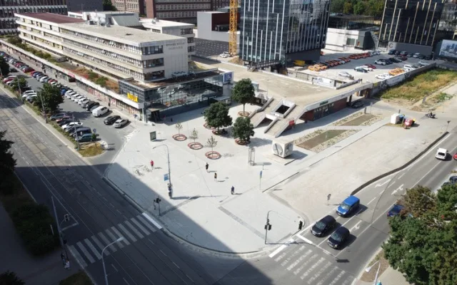 Brno upravilo nároží Šumavské a Kounicovy. U křižovatky si lidé odpočinou