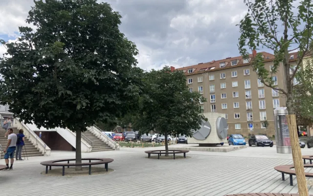 Brno upravilo nároží Šumavské a Kounicovy. U křižovatky si lidé odpočinou