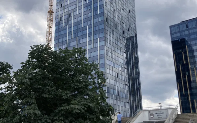 Brno upravilo nároží Šumavské a Kounicovy. U křižovatky si lidé odpočinou