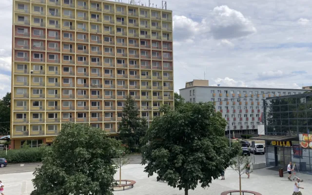 Brno upravilo nároží Šumavské a Kounicovy. U křižovatky si lidé odpočinou