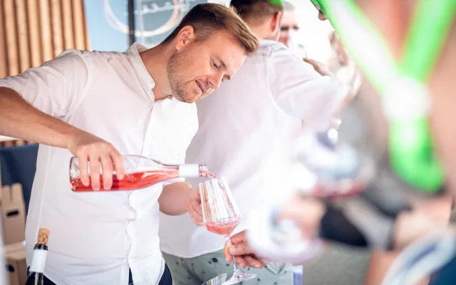 Na Brněnsko přijelo tisíce milovníků meruněk. Mlaskají nad knedlíky i pivem