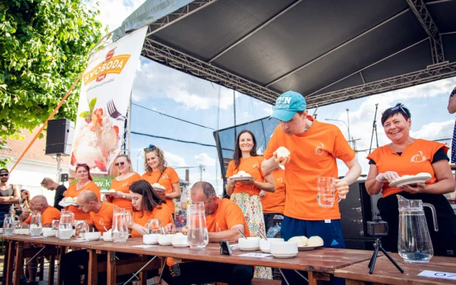 Na Brněnsko přijelo tisíce milovníků meruněk. Mlaskají nad knedlíky i pivem