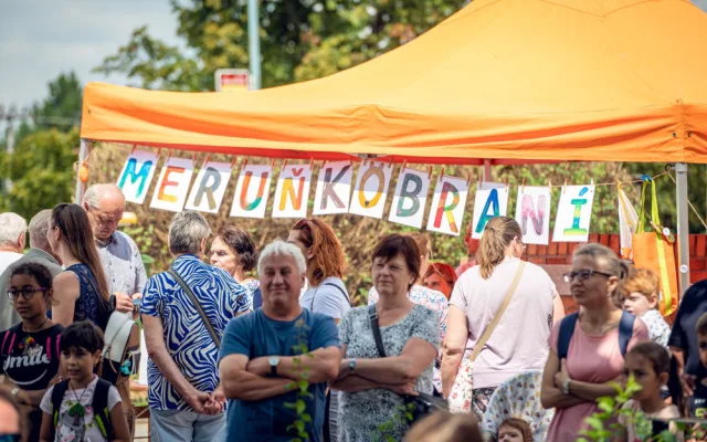 Na Brněnsko přijelo tisíce milovníků meruněk. Mlaskají nad knedlíky i pivem