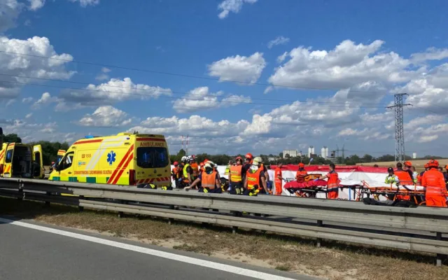 Při srážce dvou autobusů na dálnici u Brna se zranily desítky lidí. Jeden řidič zemřel