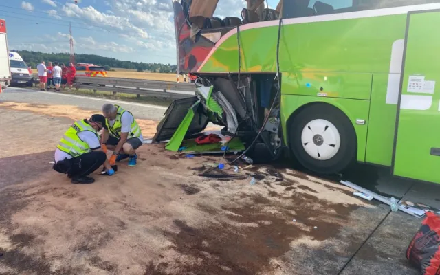 Při srážce dvou autobusů na dálnici u Brna se zranily desítky lidí. Jeden řidič zemřel