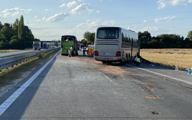 Při srážce dvou autobusů na dálnici u Brna se zranily desítky lidí. Jeden řidič zemřel