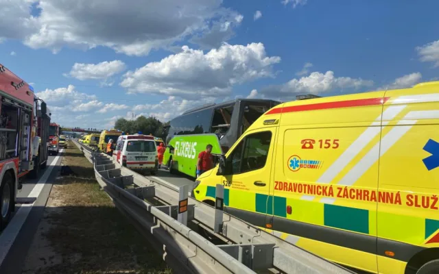 Při srážce dvou autobusů na dálnici u Brna se zranily desítky lidí. Jeden řidič zemřel