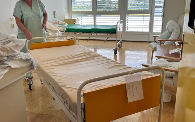 Ve znojemské nemocnici vyhodili padesát let staré postele a koupili stovky nových lůžek
