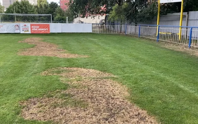 Dáme pět tisíc za dopadení dacana, který nám zničil hřiště, zuří fotbalisté v Břeclavi