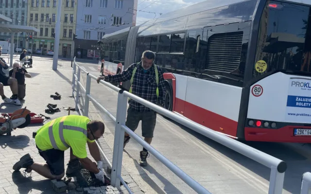 Konec nebezpečného přeskakování. V Brně po půl roce udělali díru v zábradlí