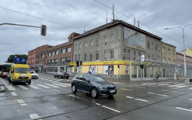 Brno sužuje dopravní chaos. Dělníci rozkopali Zvonařku