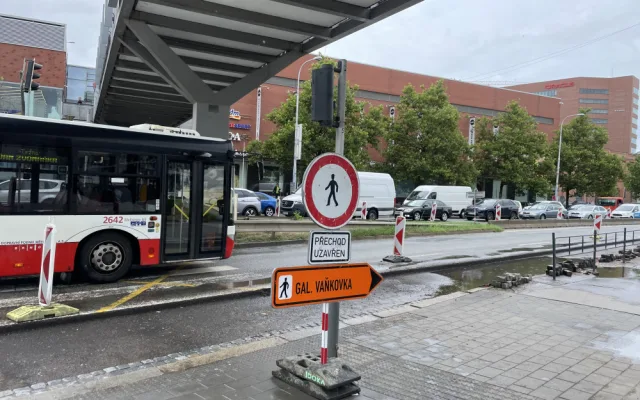 Brno sužuje dopravní chaos. Dělníci rozkopali Zvonařku