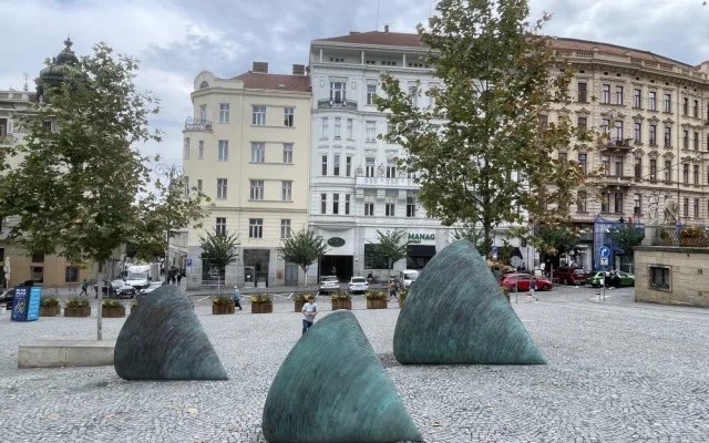 Brno se chlubí novým uměním. Před radnicí má obří kužely, které dělají mlhu