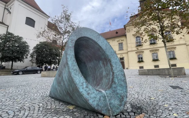 Brno se chlubí novým uměním. Před radnicí má obří kužely, které dělají mlhu