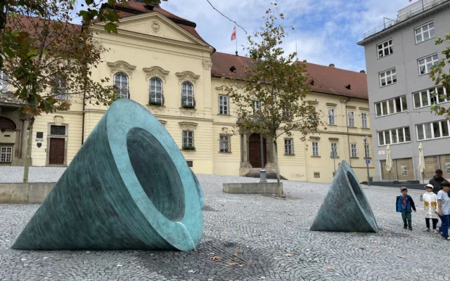 Brno se chlubí novým uměním. Před radnicí má obří kužely, které dělají mlhu