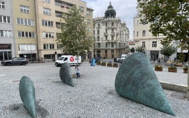 Brno se chlubí novým uměním. Před radnicí má obří kužely, které dělají mlhu