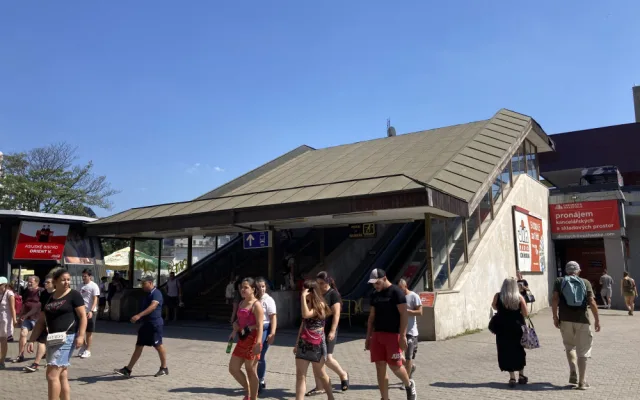 Na nákupy si choďte pěšky. Brno odstavilo lidem eskalátory u nákupního centra