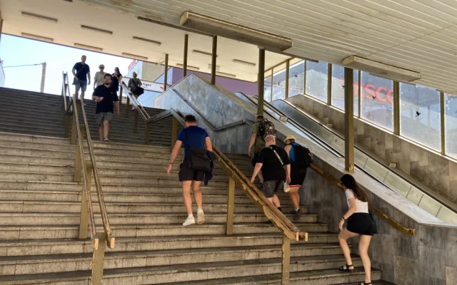 Na nákupy si choďte pěšky. Brno odstavilo lidem eskalátory u nákupního centra