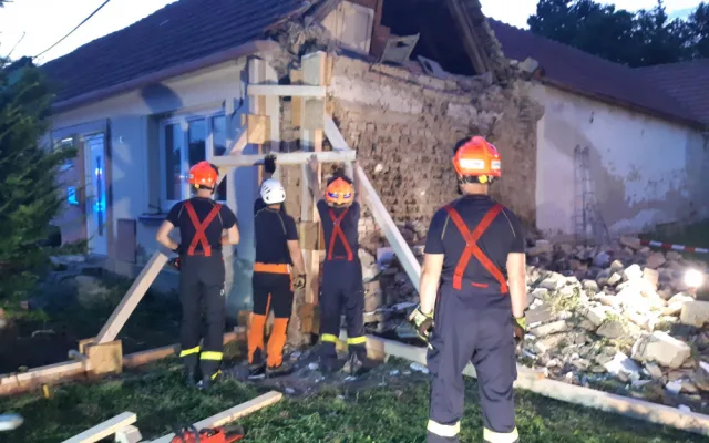 Muže u Vyškova zasypala zeď rodinného domu. Těžce zraněného ho ze sutin vytáhli hasiči