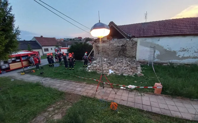 Muže u Vyškova zasypala zeď rodinného domu. Těžce zraněného ho ze sutin vytáhli hasiči