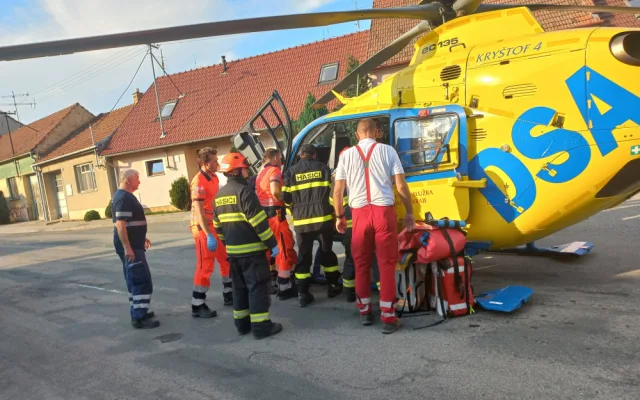 Muže u Vyškova zasypala zeď rodinného domu. Těžce zraněného ho ze sutin vytáhli hasiči